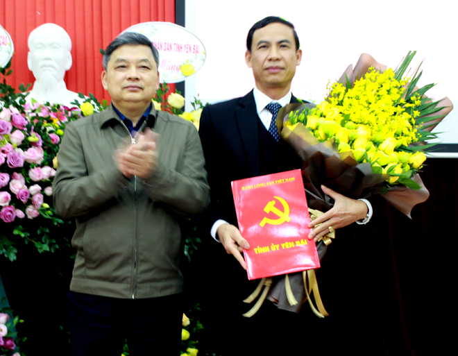 Đồng chí Dương Văn Thống – Phó Bí thư Thường trực Tỉnh ủy, Trưởng đoàn Đại biểu Quốc hội tỉnh trao quyết định, tặng hoa chúc mừng đồng chí Lương Văn Thức.